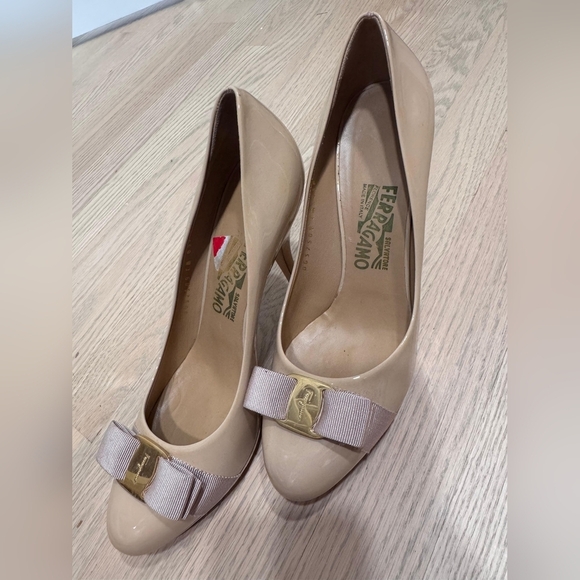 Salvatore Ferragamo Shoes - Salvatore Ferragamo Women's Beige Pumps with Bow